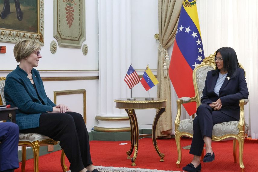 La jefa de la Misión Diplomática de EEUU, Laura Dogu, y la jefa encargada de Venezuela, Delcy Rodríguez, se reunieron en Caracas.&nbsp;