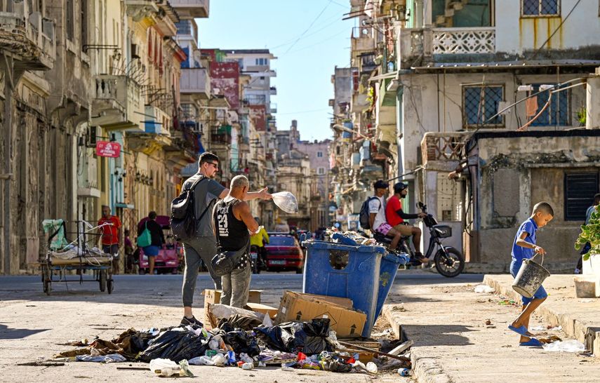 Ciudadanos caminan por las calles de La Habana, Cuba.&nbsp;