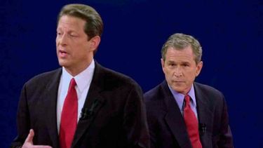 Al Gore (der) y George W. Bush (izq) protagonizaron la discutida elección presidencial en el año 2000.