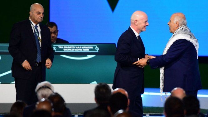 El presidente de la FIFA, Gianni Infantino (centro), interactúa con el máximo mandatario del balompié palestino, Jibril Rajoub (derecha), mientras el vicepresidente de la asociación de fútbol israelí, Basim Sheikh Suliman, observa a la distancia, el 30 de abril de 2026.