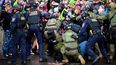 Agentes federales se enfrentan a las agresiones de manifestantes anti-ICE en el edificio de Inmigración y Control de Aduanas de EEUU, en Portland, Oregón. Agentes federales se enfrentan a las agresiones de manifestantes anti-ICE en el edificio de Inmigración y Control de Aduanas de EEUU, en Portland, Oregón.