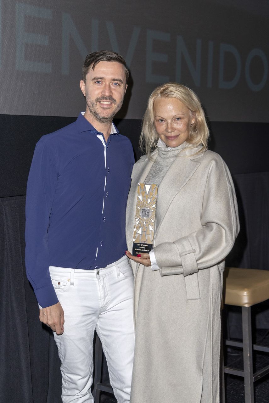 El director ejecutivo de MFF, James Woolley, junto a Pamela Anderson, merecedora en 2024 del premio Art of Light Acting que otorga el festival.