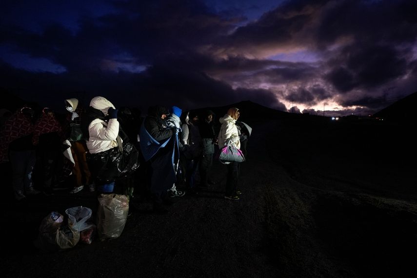 Solicitantes de asilo, en su mayoría procedentes de Colombia, China y Ecuador, esperan a ser procesados en un campamento improvisado después de cruzar la frontera de Estados Unidos desde México, el viernes 2 de febrero de 2024, cerca de Jacumba, California.
