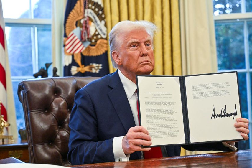 El presidente de Estados Unidos Donald J. Trump muestra una de las decenas de órdenes ejecutivas firmadas en la Oficina Oval de la Casa Blanca.