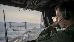 &nbsp;Un oficial naval a bordo del USS Tripoli (LHA 7) supervisa las operaciones de vuelo desde la torre de control mientras el buque de asalto anfibio navega en el mar Arábigo. Dos buques de guerra de EE.UU. lograron atravesar el estrecho de Ormuz e ingresar al golfo Pérsico este lunes, pese a un ataque coordinado con drones, misiles y pequeñas embarcaciones, atribuido a Irán.