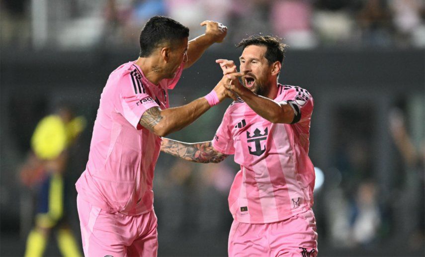 El delantero argentino del Inter Miami, Lionel Messi (D), celebra con el uruguayo Luis Suárez tras anotar el segundo gol de su equipo en un partido.