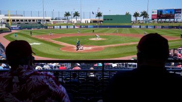 Fanáticos observan el juego entre los Marlins de Miami y los Nacionales de Washington como parte de los entrenamientos primaverales, el 28 de marzo de 2022.