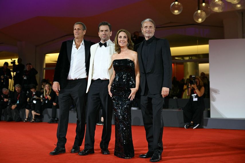 El guionista y director de cine danés Anders Thomas Jensen, el actor danés Nikolaj Lie Kaas, la actriz danesa Sofie Grabol y el actor danés Mads Mikkelsen asisten a la alfombra roja de la película El último vikingo, presentada fuera de competición en el 82.º Festival Internacional de Cine de Venecia, en el Lido de Venecia el 30 de agosto de 2025.