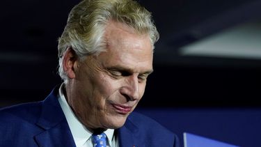 El candidato demócrata a gobernador de Virginia Terry McAuliffe se prepara para hablar en una fiesta electoral en McLean el 2 de noviembre del 2021.&nbsp;