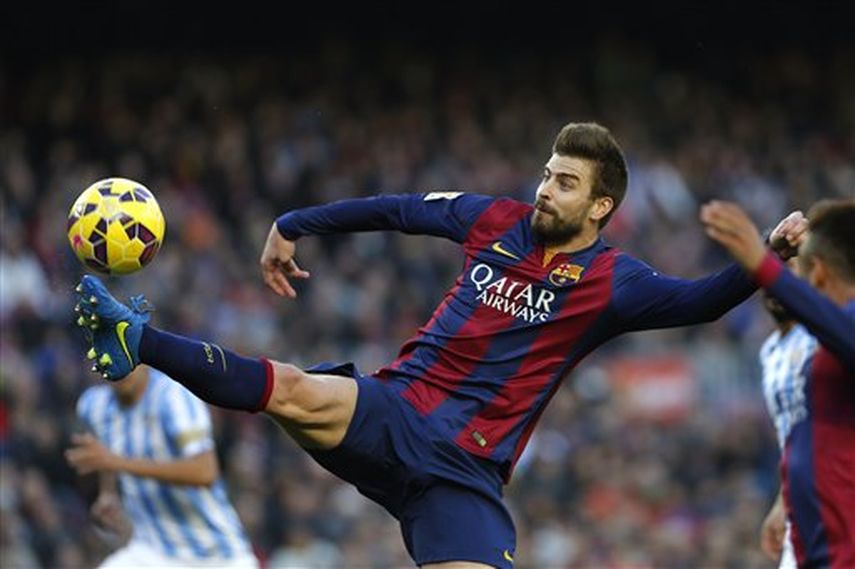 Gerard Piqué, del Barcelona, lucha por recuperar un balón para su equipo. (AP)