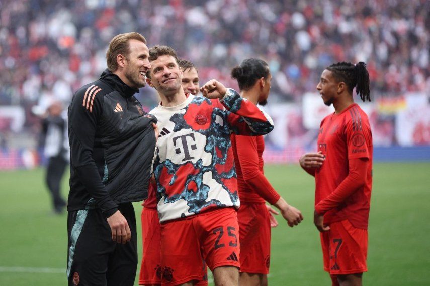 El delantero alemán #25 del Bayern Múnich, Thomas Mueller (2i), y el delantero inglés #09 del Bayern Múnich, Harry Kane, hablan después del partido de fútbol de la primera división alemana, la Bundesliga, entre el RB Leipzig y el FC Bayern Múnich en Leipzig, este de Alemania, el 3 de mayo de 2025.&nbsp;