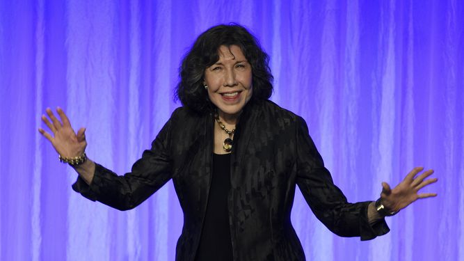 La homenajeada Lily Tomlin sube al escenario para recibir su premio durante el evento The Paley Honors: A Special Tribute to Televisions Comedy Legends, el jueves 21 de noviembre del 2019 en Beverly Hills, California. 
