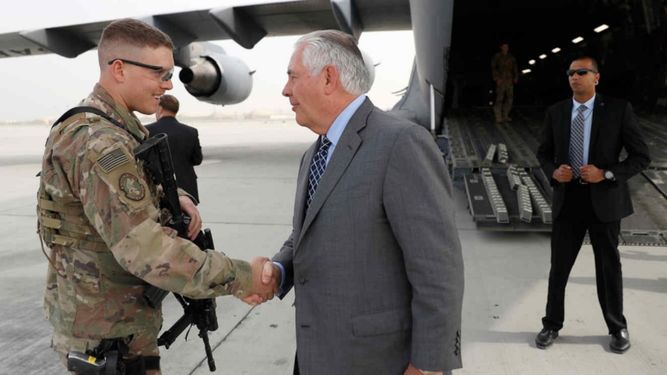 Tillerson saluda a un militar estadounidense en Afganistán.