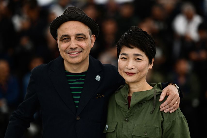 El director Pablo Berger y el editor musical Yuko Harami posan antes de la proyección de Robot Dreams en el Festival de Cine de Cannes.