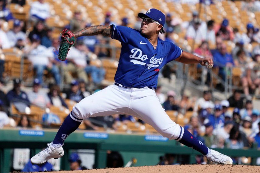 El mexicano Julio Urías lanza por los Dodgers de Los Ángeles durante un juego de pretemporada ante los Rojos de Cincinnati, el martes 28 de febrero de 2023.&nbsp;