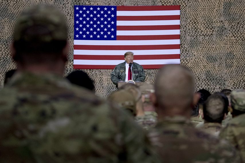 Fotografía del 26 de diciembre de 2018 del presidente Donald Trump en un encuentro con militares en la base aérea de Ain al-Asad, Irak. 