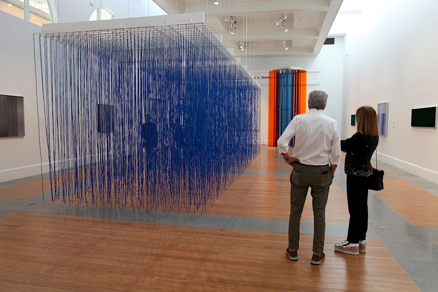 Vista general de la exposición “Maestros que cambiaron la ciudad: Un homenaje a Jesús Rafael Soto y Carlos Cruz-Diez en su centenario”.&nbsp;