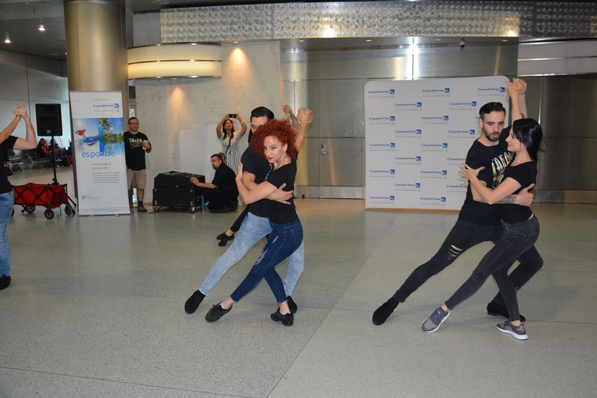 Los bailarines de Tango Lovers sorprenden a los viajeros en el Aeropuerto Internacional de Miami.&nbsp;