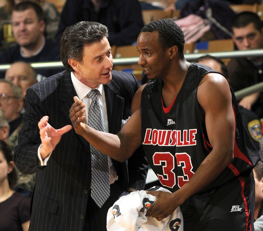 Pitino y McGee, en 2009, cuando el coach asistente aún jugaba. (ARCHIVO)