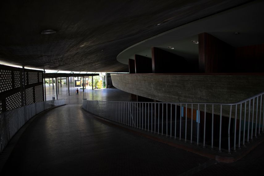 Un corredor en el aula Aula Magna está vacío en la Universidad Central de Venezuela (UCV) en Caracas, Venezuela, miércoles 7 de julio de 2021.