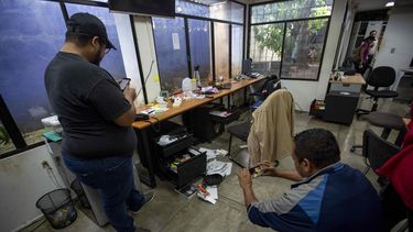 El diario Confidencial denunció la sustracción de un equipo de computación de los periodistas y diverso material de trabajo, tras la irrupción del cuerpo policial.