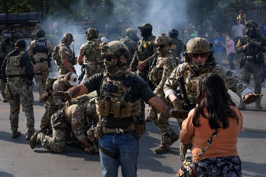 Agentes policias detienen a revoltosos de la extrema izquierda que intentan llevar el caos y la inseguridad a las ciudades gobernadas por la ultraizquierda para desestabilizar al gobierno del presidente Donald J. Trump.