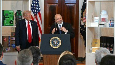 El secretario de Comercio de Estados Unidos, Howard Lutnick (der.), habla junto al presidente Donald Trump sobre invertir en Estados Unidos, en la Casa Blanca, en Washington, D.C., el 30 de abril de 2025.