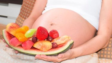 Una alimentación sana durante el embarazo consta de verduras y frutas.&nbsp;