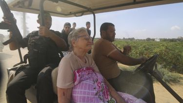 Palestinos transportan a una civil israelí capturada, centro, del kibbutz Kfar Azza a la Franja de Gaza, sábado 7 de octubre de 2023. ARCHIVO.