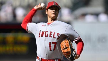 El abridor de los Angelinos de Los Ángeles Shohei Ohtani lanza en la primera entrada del juego ante los Padres de San Diego el martes 4 de julio del 2023.&nbsp;