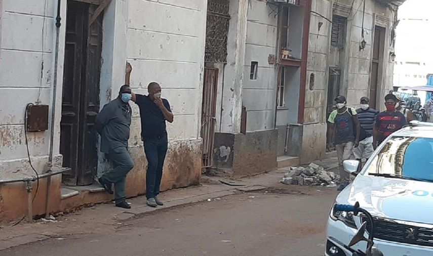 Omara Ruíz Urquila denunció el acoso de agentes de la seguridad castrista en un post acompañado de la imagen de los represores.