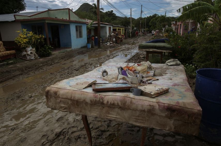 Un colchón y pertenencias personales se encuentran en una calle una semana después de que el huracán Oscar azotara la ciudad de Imías en la provincia de Guantánamo, Cuba, el martes 29 de octubre de 2024.