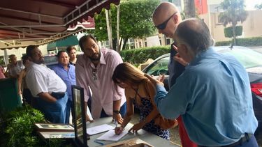 Un millar de cubanos firmaron en Miami la petición de la Asamblea de la Resistencia Cubana para enjuiciar a Raúl Castro por crímenes de lesa humanidad.