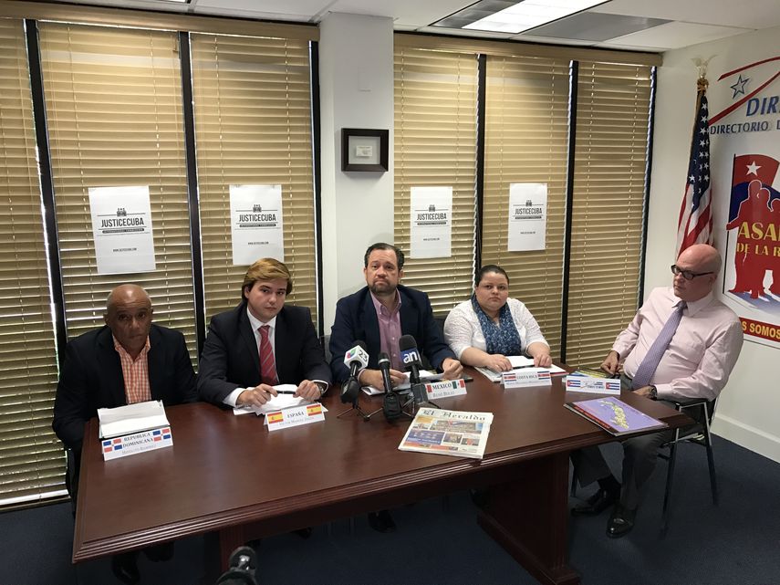 Miembros de la comisión fiscalizadora de crÍmenes de lesa humanidad en Cuba y el presidente del Directorio Democrático Cubano (der.) Orlando Gutiérrez. (D. CASTROPÉ)