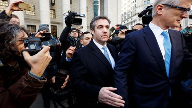 Michael&nbsp;Cohen&nbsp;(c), exabogado personal del presidente estadounidense, Donald Trump, abandona el tribunal federal de Nueva York, Estados Unidos, hoy, 29 de noviembre de 2018.&nbsp;
