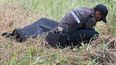 Un miembro de la policía cubre el cadáver del concejal de Durán, Bolívar Vera, en Daule, Ecuador, el 8 de septiembre de 2023.
