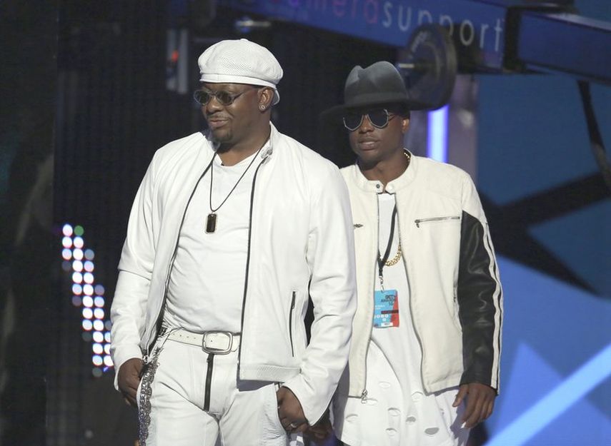Bobby Brown, a la izquierda, y su hijo Bobby Brown Jr. aparecen en los Premios BET en Los Angeles el 26 de junio de 2016. Brown Jr. fue hallado muerto en su casa el miércoles 18 de noviembre del 2020. Tenía 28 años.&nbsp;
