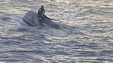 Esta imagen del folleto, proporcionada por la Guardia Costera de EE. UU. el 25 de enero de 2022, muestra una embarcación volcada aproximadamente a 45 millas (72,42 km) al este de la ensenada de Fort Pierce, Florida.&nbsp;La Guardia Costera de EE. UU. inició una búsqueda de 39 personas reportadas como desaparecidas cuando un bote volcó frente a la costa de Florida en lo que dijo que era una empresa sospechosa de contrabando de personas. &nbsp; &nbsp;