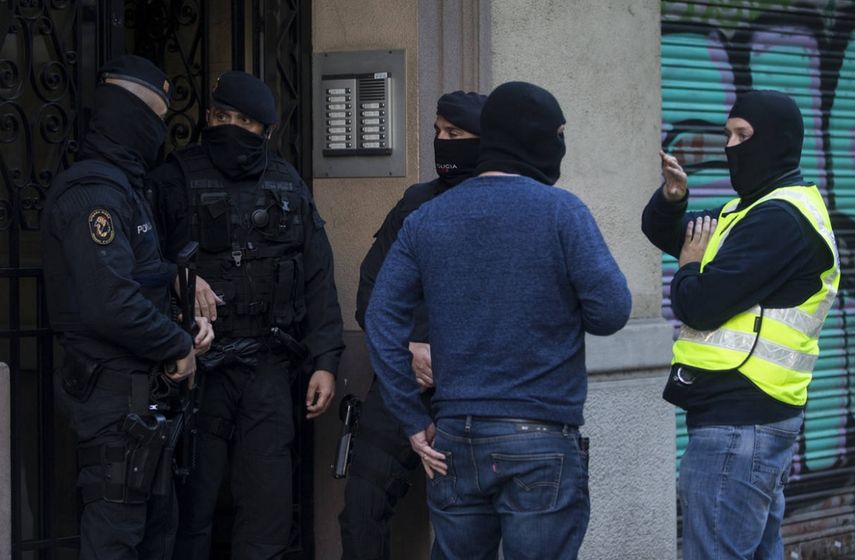 Parte de los detenidos están al parecer vinculados a los autores de los atentados que en marzo del año pasado dejaron más de una 35 de muertos en el metro y el aeropuerto de Bruselas.