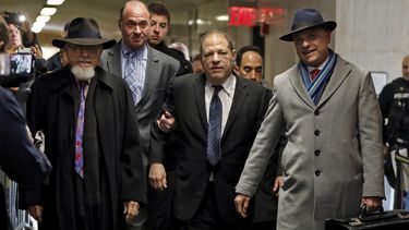 Harvey Weinstein, en el centro, acompa&ntilde;ado por el abogado Arthur Aidala, a la derecha, llega a la corte para su juicio en Nueva York por cargos de violaci&oacute;n, el mi&eacute;rcoles 22 de enero.&nbsp;