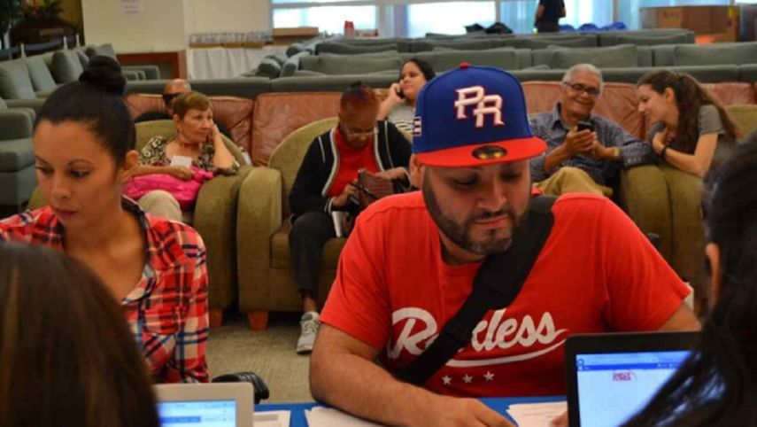 Demanda presentada en corte alega no podrán ejercer derecho al voto sin boletas en español.