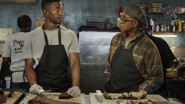 Mamoudou Athie, izquierda, y Courtney B. Vance en una escena de Uncorked en una imagen proporcionada por Netflix.