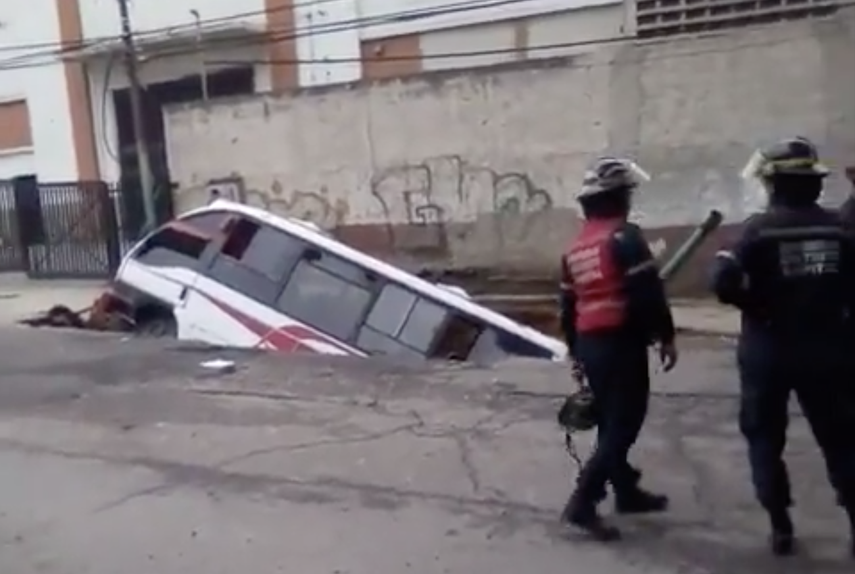 Captura de pantalla de un video publicado en Twitter donde se ve el colapso de una calle en Venezuela.