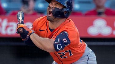 El venezolano José Altuve hace un gesto de dolor al recibir un pelotazo en la rodilla izquierda durante un juego contra los Ángeles de Los Ángeles en Anaheim, California, 14 de julio de 2022. &nbsp; &nbsp;