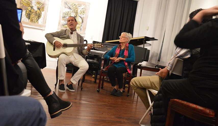 Jorge Hernández ameniza la noche con su canto, durante la presentación de la nueva edición de la revista Caritate.
