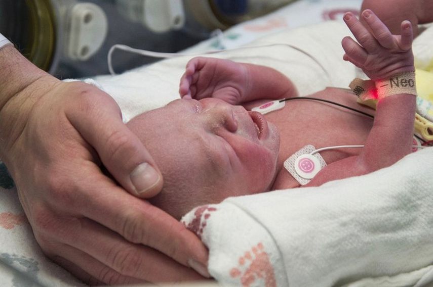 Imagen del primer bebé nacido en EEUU en un útero transplantado, publicada por&nbsp;Baylor University Medical Center.