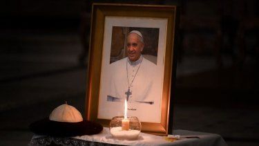 Un retrato del difunto papa Francisco se ve en la Basílica de San José de Flores en Buenos Aires el 24 de abril de 2025. El papa Francisco falleció el 21 de abril de 2025 a los 88 años, un día después de su esperada aparición en la Plaza de San Pedro el Domingo de Pascua, según informó el Vaticano en un comunicado.&nbsp;