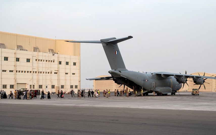 Personas caminan sobre la pista al desembarcar de un avión de transporte militar Airbus A400M en la base militar francesa 104 en Abu Dhabi, el 23 de agosto de 2021, luego de ser evacuadas de Kabul como parte de la operación Apagan. &nbsp; &nbsp;