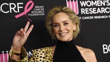 En esta fotograf&iacute;a de archivo del 28 de febrero de 2019, la actriz Sharon Stone posa en la gala ben&eacute;fica An Unforgettable Evening en pro del Womens Cancer Research Fund, en el hotel Beverly Wilshire de Beverly Hills, California.