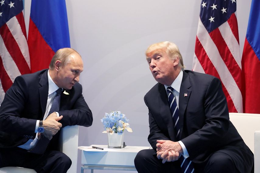 Fotografía de archivo que muestra al presidente Vladímir Putin (i), junto a su homólogo Donald Trump (d), durante su reunión en el marco de la cumbre de los líderes del G20 en Hamburgo (Alemania) el 7 de julio de 2017. 